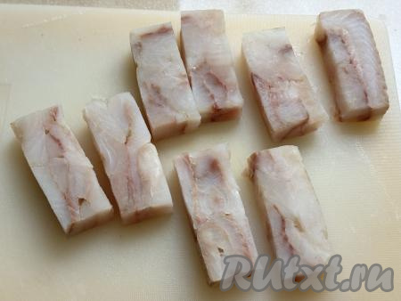 Размороженное прессованное филе минтая обсушить бумажным полотенцем, каждый брикет&nbsp; разрезать на 3 части.&nbsp;