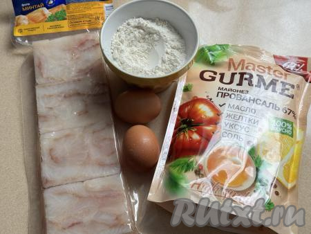 Подготовить продукты для приготовления минтая в брикетах в кляре на сковороде. Разморозить прессованное филе минтая при комнатной температуре.&nbsp;