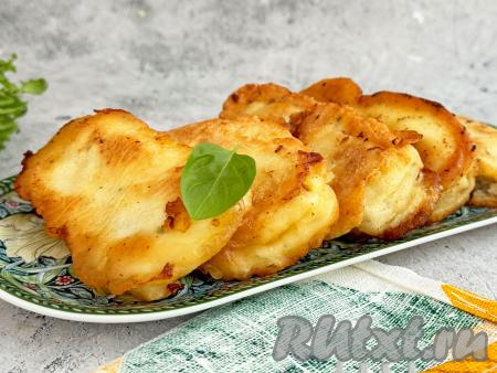 Жареные брикеты минтая переложить со сковороды на тарелку. Постепенно приготовить все кусочки прессованного филе, покрытые кляром.&nbsp;