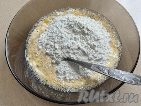 Перемешать яйца с майонезом до получения однородной массы, после этого начать частями добавлять муку, каждый раз полностью вмешивая её. Добавляя частями муку, учитывайте, что кляр должен получиться однородным, напоминающим сметану средней жирности. Он должен в дальнейшем хорошо держаться на кусочках рыбы, но и слишком густой кляр замешивать не нужно.