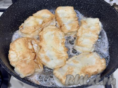 Жарить минтая в кляре с двух сторон до золотистого цвета на среднем огне.&nbsp;