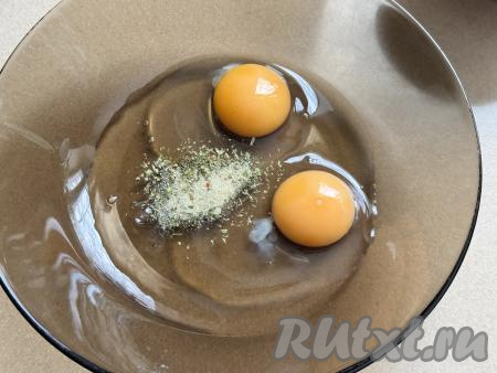 Для приготовления кляра нужно в достаточно глубокой тарелке соединить яйца, соль и чёрный молотый перец (вместо перца вы можете добавить свои любимые специи).