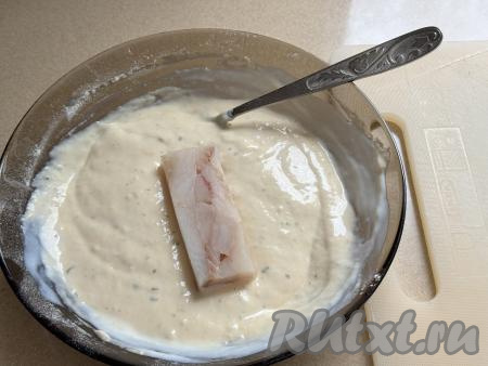 Брусочек минтая окунуть в кляр со всех сторон.