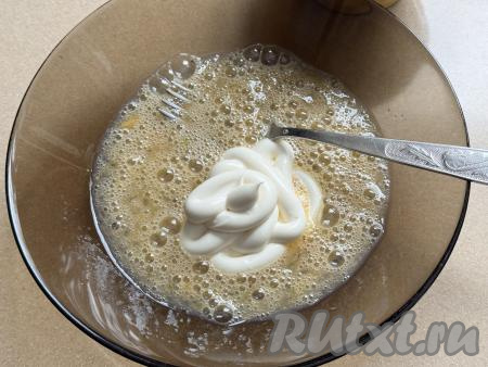 Перемешать яйца вилкой до однородности, затем добавить майонез.