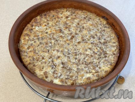 Выпекать запеканку из гречки с творогом в духовке, разогретой до 190 градусов, минут 35.&nbsp;