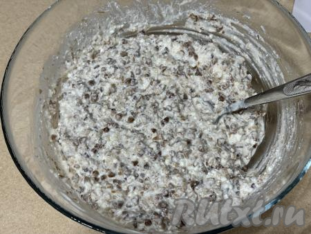 Перемешать творожно-гречневую&nbsp;массу столовой ложкой до однородности. Если сметана и творог у вас кисловаты, при желании, можно добавить ещё 1 столовую ложку сахара и тщательно перемешать.