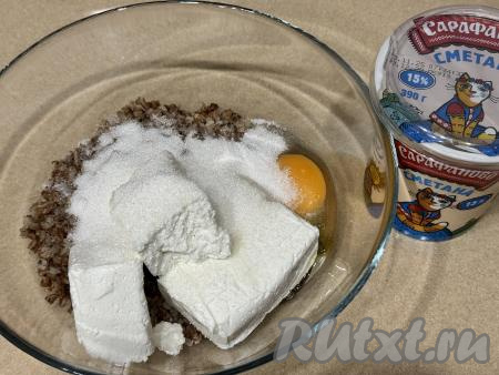 В эту же миску всыпать соль и 3 столовых ложки сахара.