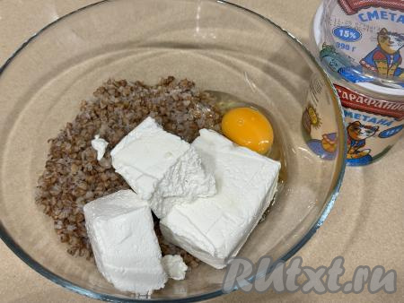 Остывшую варёную гречку выложить в миску, добавить творог (я нарезала творог на части) и яйцо.