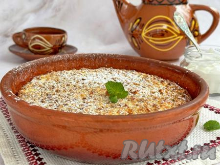 Готовую творожно-гречневую запеканку достать из духовки, дать слегка остыть и можно подавать к столу.&nbsp;