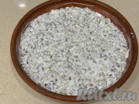 Форму для запекания (я взяла керамическую форму диаметром 20 сантиметров) смазать растительным маслом, выложить творожно-гречневую массу, разровнять.&nbsp;