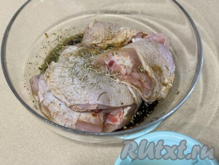 Куриные бёдра выложить в миску влить соевый соус и апельсиновый сок, всыпать специи (в качестве специй я добавила щепотку сушёного&nbsp;розмарина). Добавить соль по вкусу, учитывая степень солёности соевого соуса, который вы используете.