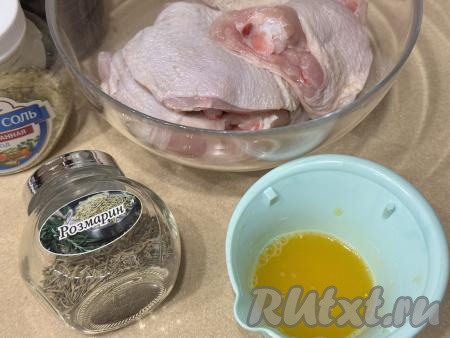 Апельсин хорошо вымыть. В зависимости от размера и сочности апельсина вам потребуется 1-2 фрукта. Выдавить из апельсина 30 миллилитров сока. У меня был крупный апельсин, поэтому я разрезала его пополам и из одной половины выжала 30 миллилитров сока.