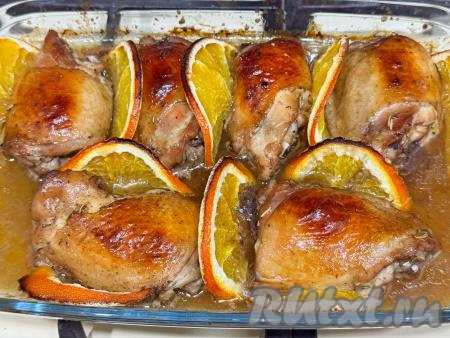 Запекать куриные бёдра с апельсином минут 50 (до готовности мяса). Для того чтобы проверить готовность бёдрышек, нужно сделать надрез ножом около кости, если выделяется прозрачный сок без примесей крови, значит мясо готово.&nbsp;