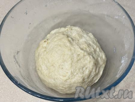 Сначала замешивать тесто столовой ложкой, а по мере подсыпания оставшейся муки, когда тесто станет уже собираться в ком, начать вымешивать его руками. Дрожжевое тесто для хвороста нужно вымешивать руками минут 7, подсыпая по мере необходимости муку. Итоговое тесто должно быть мягким, податливым и практически не липнуть к рукам. Миску с тестом прикрыть полотенцем и оставить в тёплом месте примерно на 1 час (тесто должно увеличиться в объёме минимум в 2 раза). Возможно, муки для замешивания дрожжевого теста потребуется чуть больше или чуть меньше, чем указано в ингредиентах, поэтому я рекомендую добавлять муку постепенно, контролируя структуру замешиваемого теста.