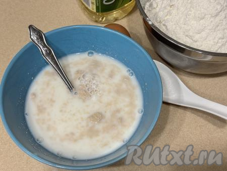 Молоко подогреть, но не более, чем до 40 градусов. Влить тёплое молоко в глубокую тарелку, добавить сахар и сухие дрожжи, хорошо перемешать и оставить опару на 10 минут в тёплом месте.