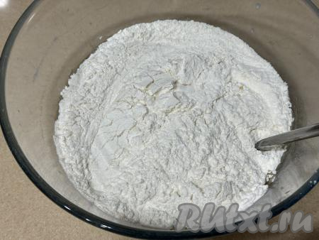 Всыпать соль и добавить 250 грамм муки.
