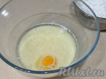 По прошествии 10 минут дрожжи активизируются и опара покроется шапочкой. Перелить опару в глубокую миску, вбить туда же сырое яйцо, влить растительное масло, перемешать.