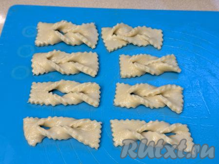 У каждой полоски провернуть один кончик через разрез. Получатся вот такие красивые заготовки хвороста.