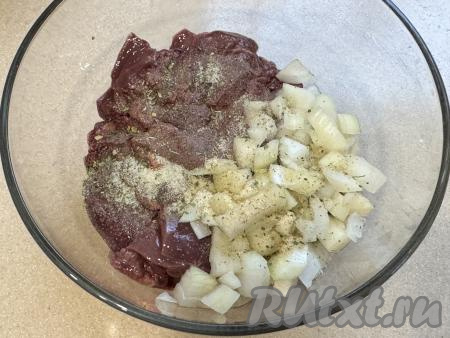 Добавить соль и специи по вкусу (я в качестве специй использовала соль, уже смешанную со специями и укропом, можно добавить чёрный молотый перец или любые специи на ваш выбор).&nbsp;