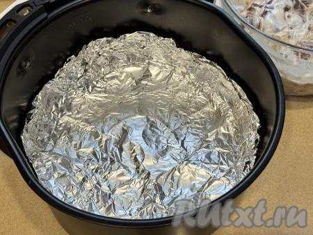Чашу аэрогриля застелить фольгой, сложенной в два слоя, формируя из фольги небольшие бортики. В результате в чаше аэрогриля будет невысокая чаша, сформированная из фольги.&nbsp;