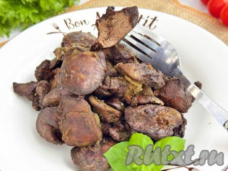 Мягкую, нежную куриную печень, запечённую в сметане, разложить из чаши аэрогриля по тарелкам и в горячем виде, дополнив гарниром, подать к столу.