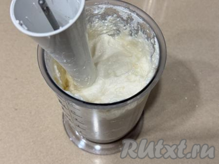 Пробить творожную массу погружным блендером до однородности.