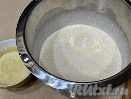 Взбить яйца с сахаром на максимальных оборотах миксера в течение 5-6 минут (должна получиться достаточно пышная, светлая яичная смесь).&nbsp;