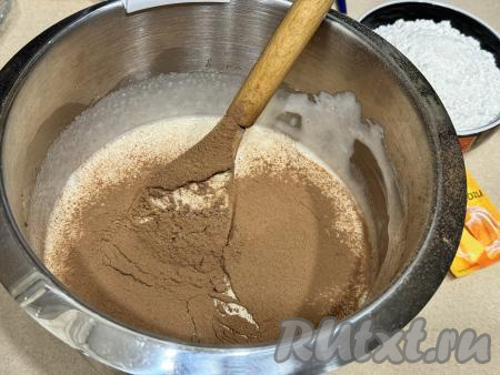 В чашу миксера с яйцами, взбитыми с сахаром, влить смесь молока и растительного масла, аккуратно перемешать лопаткой до однородности, стараясь не сбить воздушность взбитых яиц. Далее всыпать просеянное какао.&nbsp;