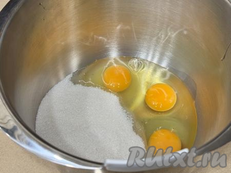 Прежде всего замесим тесто для пирога. Для этого в чашу миксера нужно всыпать сахар, вбить яйца.&nbsp;