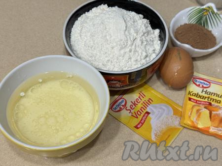 В отдельной ёмкости соединить молоко и растительное масло, перемешать. Муку просеять в отдельную миску.&nbsp;