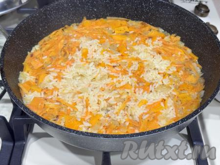 Готовое блюдо убрать с огня, перемешать.&nbsp;