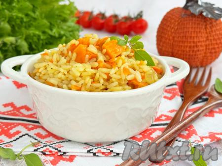 Рассыпчатый рис вместе с яркими кусочками тыквы разложить со сковороды по тарелкам и подать к столу в качестве гарнира к мясу, рыбе или в качестве основного блюда.&nbsp;