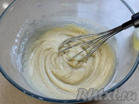 Перемешать тесто венчиком до однородности, оно получится достаточно густым.