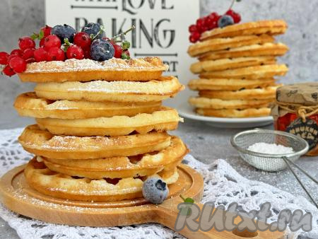 Готовую вафлю достать из вафельницы, выложить на плоскую тарелку. Постепенно испечь все вафли, замешанные на яичных белках, складывая их стопочкой на тарелку. В общей сложности я испекла 16 белковых вафель диаметром 10 сантиметров.