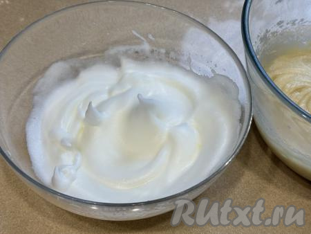 В отдельную глубокую сухую миску (или в другую ёмкость, в которой будет удобно взбивать миксером) влить охлаждённые яичные белки. Взбить белки на максимальной скорости миксера до стойких пиков (ориентировочно в течение 5-6 минут).