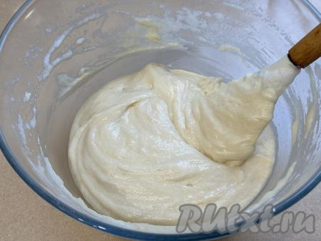 Аккуратно подмешать белки в тесто с помощью лопатки, стараясь не сбить воздушность белков. Тесто получится очень воздушным.