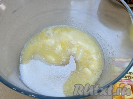 Сливочное масло растопить до жидкого состояния, дать немного остыть. В глубокой миске соединить растопленное масло с сахаром и ванильным сахаром. Влить молоко. Мне удобно растапливать масло в микроволновке.