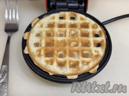 Закрыть створки вафельницы, выпекать белковую вафлю до золотистого цвета. Время выпечки зависит от мощности вашей электровафельницы.