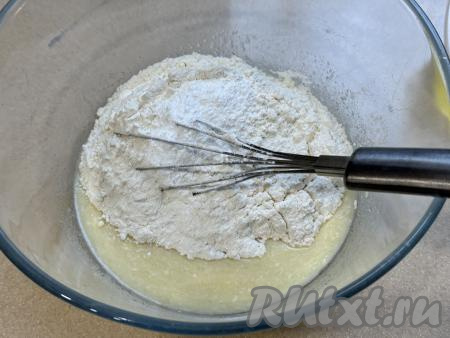 Перемешать массу венчиком до однородности. Затем всыпать разрыхлитель и муку.
