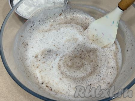 В миску со смесью кефира и соды добавить густое варенье, перемешать лопаткой до однородности.&nbsp;