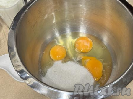 В чашу миксера вбить яйца, добавить сахар.&nbsp;