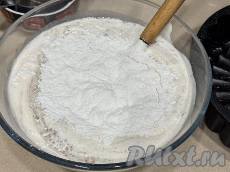 Затем всыпать 100 грамм просеянной муки, перемешать тесто лопаткой до однородности.&nbsp;