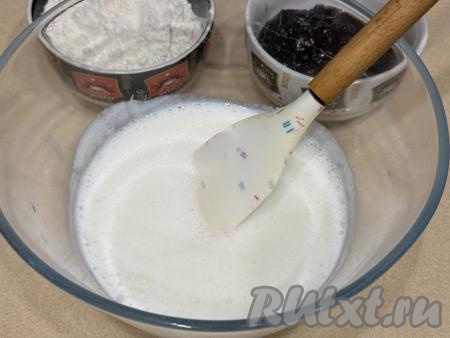 Пока взбиваются яйца с сахаром, нужно взять отдельную глубокую миску, влить в неё кефир, всыпать соду, очень хорошо перемешать, оставить на 5 минут. За это время сода погасится в кислой среде кефира, поэтому смесь немного увеличится в объёме, на поверхности появятся пузырьки.