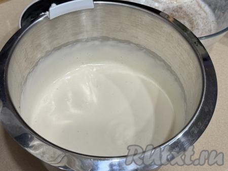 На максимальных оборотах миксера&nbsp;взбить массу в течение 5-6 минут (яичная масса должна стать пышной, светлой).&nbsp;