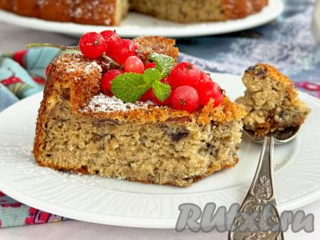 Посмотрите, как этот нежный, воздушный пирог выглядит в разрезе. Благодаря сочетанию в тесте варенья и кефира, выпечка, действительно, внешне напоминает "Трухлявый пень". Этот пирог очень вкусен, всем советую его приготовить!