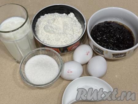 Подготовить продукты для приготовления пирога "Трухлявый пень" с вареньем. Кефир можно взять любой жирности (я использовала жирностью 2,5%). Для этой выпечки подойдёт любое густое варенье (у меня - варенье из чёрной смородины), именно оно во многом и будет определять вкус пирога.