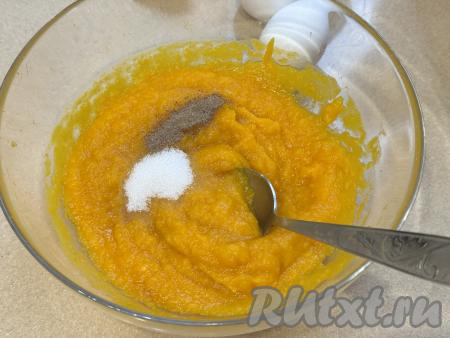 Остывшие яблоки с тыквой пробить погружным блендером до получения однородного пюре, добавить корицу и сахар, перемешать.