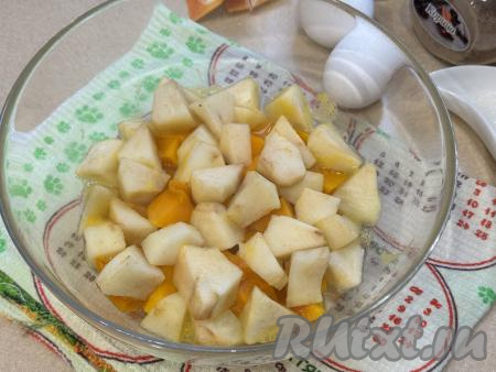 В процессе запекания в микроволновке и яблоки, и тыква должны стать мягкими, легко прокалываться ножом. Дать немного остыть.