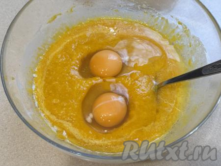 В миску с тыквенно-яблочным пюре влить растительное&nbsp;масло, вбить сырые яйца, тщательно перемешать.