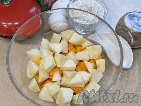 Тыкву очистить от кожуры и волокон с семечками, нам потребуется 200 грамм очищенной тыквы. Яблоки очистить от кожуры, удалив семенную коробочку с семечками, нам понадобится 200 грамм очищенных яблок. Очищенные тыкву и яблоки нарезать на крупные кубики, выложить в миску, влить 50 миллилитров воды, поставить в микроволновку на 10 минут при максимальной мощности.